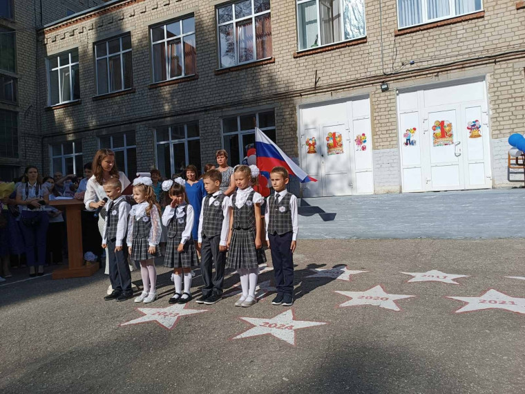 Торжественная линейка ко Дню Знаний в нашей школе.