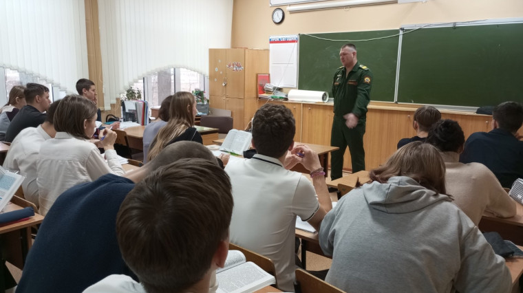 В СОШ 41 состоялась встреча с участником специальной военной операции , с выпускником нашей школы Нешиным Романом Андреевичем, Старшим сержантом, заместителем командира взвода Саратовского ВАКУ..